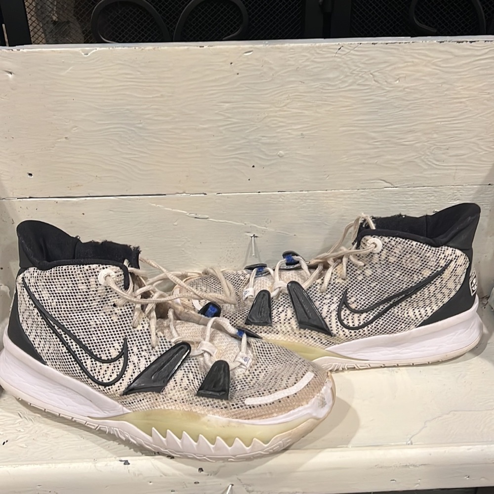 EUC Nike Kyrie 7 Brooklyn Beats Size US 9, insoles are taken out to insert own